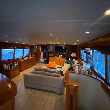 Готель Amazing Boat To Sleep In Barcelona Сан-Адріа-де-Бесос Екстер'єр фото