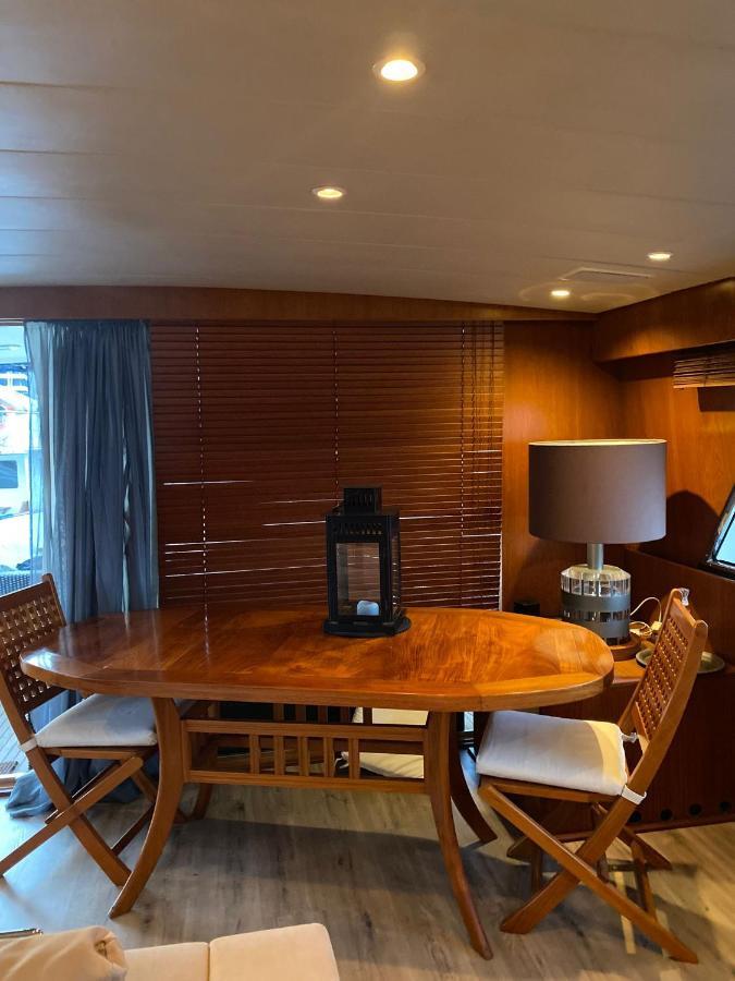 Готель Amazing Boat To Sleep In Barcelona Сан-Адріа-де-Бесос Екстер'єр фото
