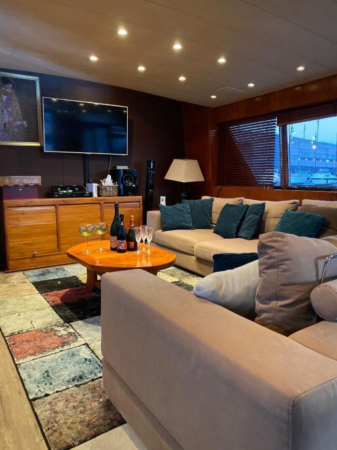 Готель Amazing Boat To Sleep In Barcelona Сан-Адріа-де-Бесос Екстер'єр фото