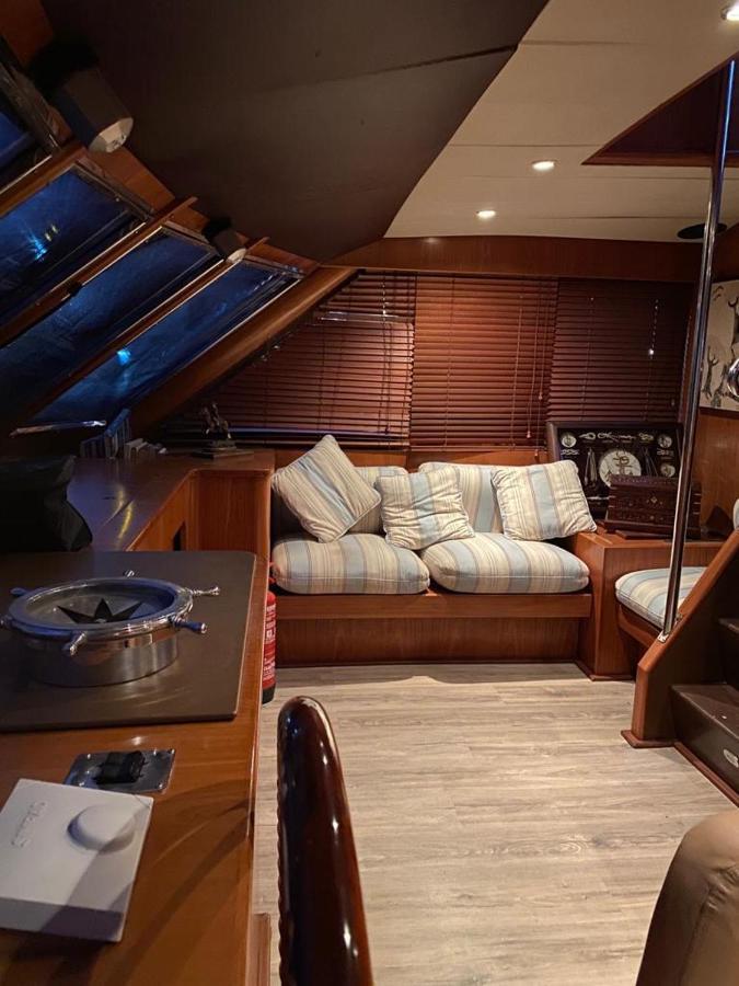 Готель Amazing Boat To Sleep In Barcelona Сан-Адріа-де-Бесос Екстер'єр фото