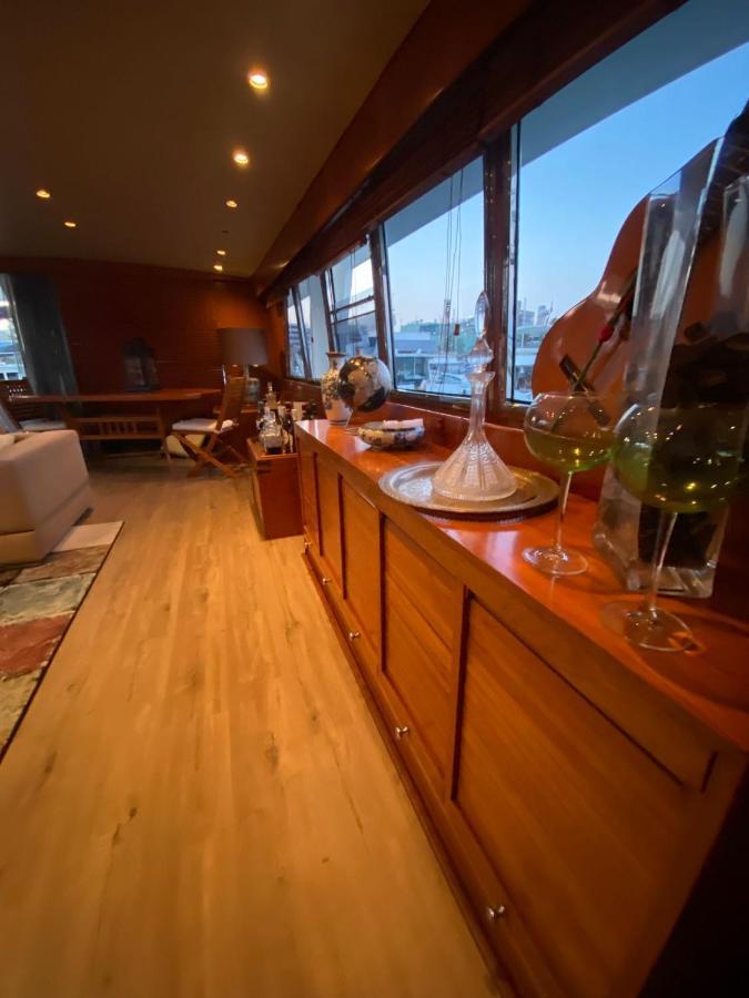Готель Amazing Boat To Sleep In Barcelona Сан-Адріа-де-Бесос Екстер'єр фото