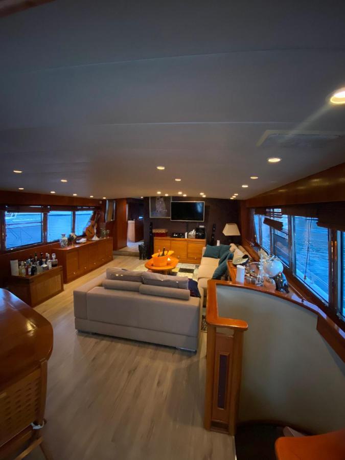 Готель Amazing Boat To Sleep In Barcelona Сан-Адріа-де-Бесос Екстер'єр фото