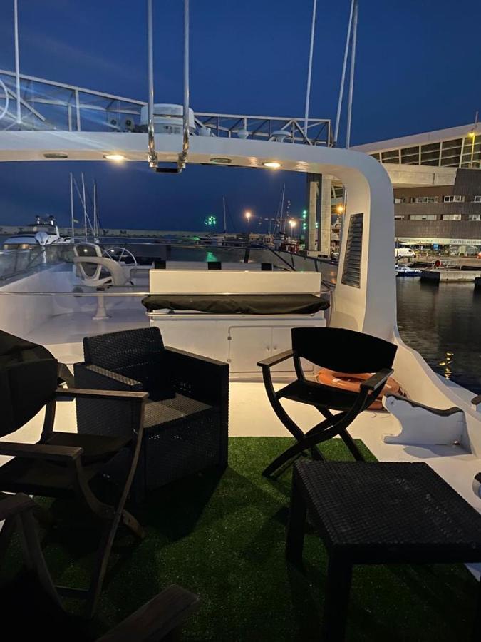 Готель Amazing Boat To Sleep In Barcelona Сан-Адріа-де-Бесос Екстер'єр фото