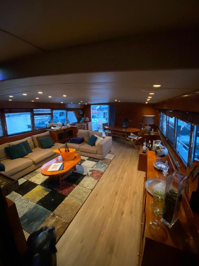 Готель Amazing Boat To Sleep In Barcelona Сан-Адріа-де-Бесос Екстер'єр фото