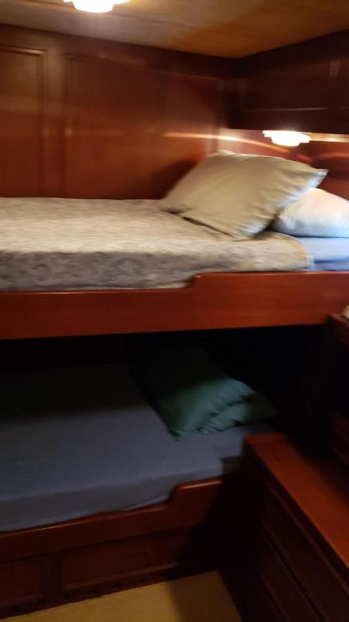 Готель Amazing Boat To Sleep In Barcelona Сан-Адріа-де-Бесос Екстер'єр фото