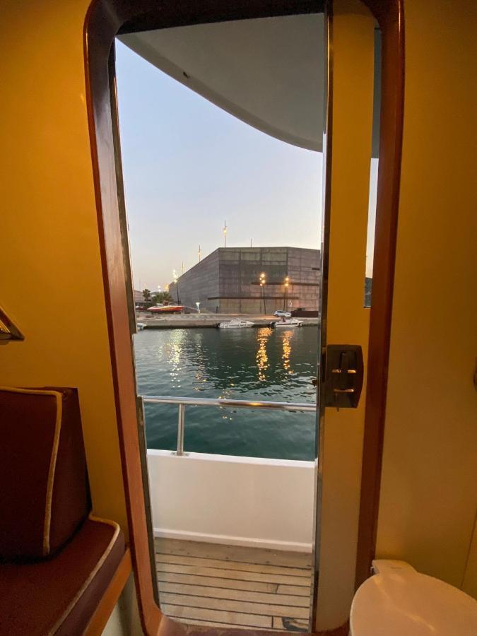 Готель Amazing Boat To Sleep In Barcelona Сан-Адріа-де-Бесос Екстер'єр фото