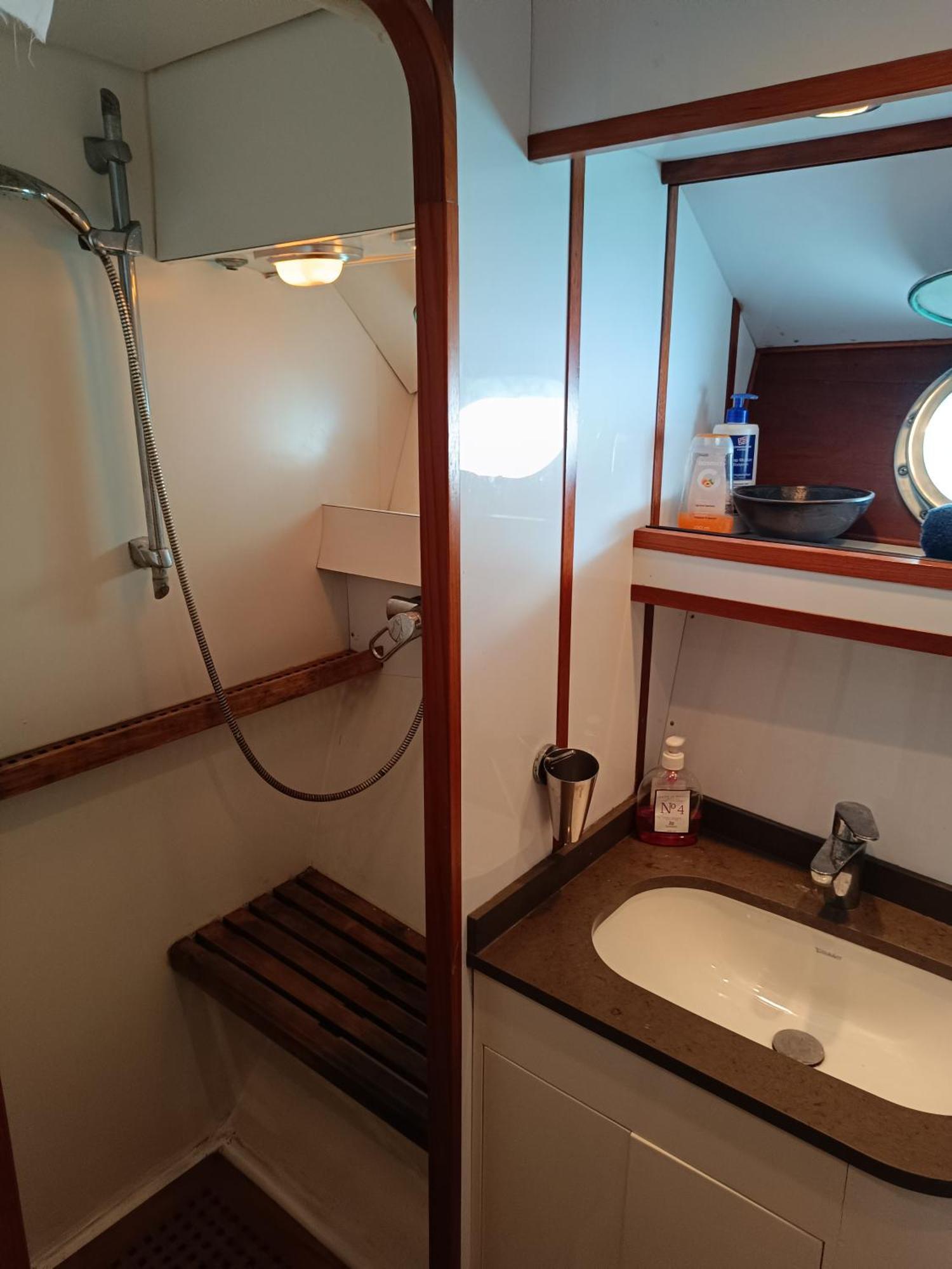 Готель Amazing Boat To Sleep In Barcelona Сан-Адріа-де-Бесос Екстер'єр фото