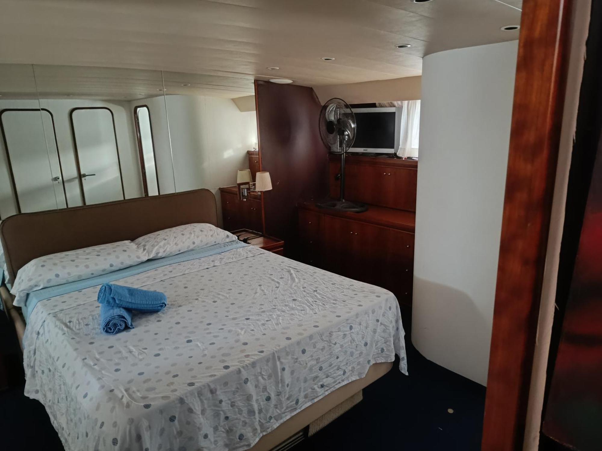 Готель Amazing Boat To Sleep In Barcelona Сан-Адріа-де-Бесос Екстер'єр фото